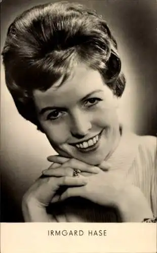 Ak Schauspielerin Irmgard Hase, Portrait, lachend, Autogramm