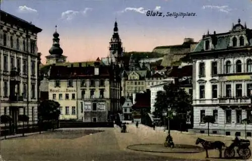 Ak Kłodzko Glatz Schlesien, Stadtansicht mit Sellgittplatz, Hotel Hoss, historische Gebäude