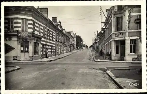 Ak Villefranche sur Cher Loir et Cher, Rue de la Gare, Café
