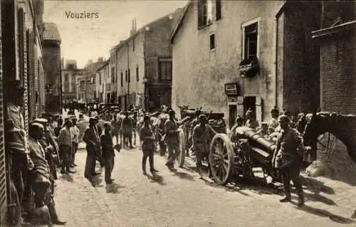 Ak Vouziers Ardennes, Straße mit Menschen, Kanone, Gebäude, Pferd, historische Szenerie