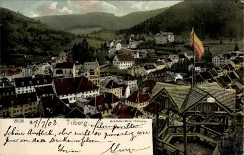 Ak Triberg im Schwarzwald, Panoramablick auf  farbenfrohe Häuser, Berge, Flagge