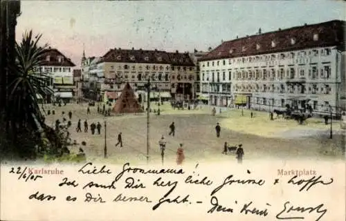 Ak Karlsruhe in Baden, Marktplatz, Farbfotografie, altes Gebäude, Menschen auf Platz