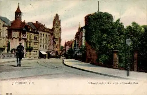 Ak Freiburg im Breisgau, Schwabenbrücke, Schwabentor, Stadtansicht, Reiter, historische Archit...