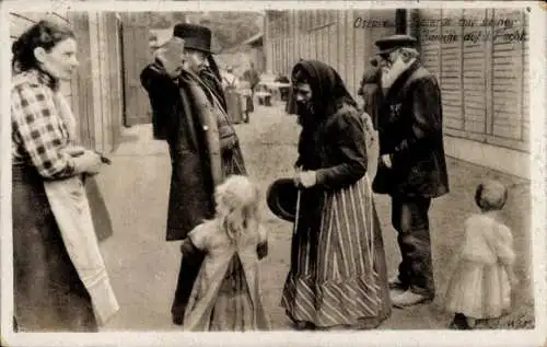 Ak Tschernjachowsk Insterburg Ostpreußen, Gruppe von Menschen in traditioneller Kleidung, Kind...