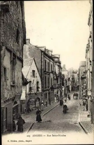 Ak Angers Maine et Loire, Straße mit Häusern, Menschen auf der Straße, historische Architektur
