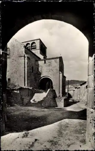 Ak Auzon Haute Loire, Kirche, vom Torbogen des alten Schlosses gesehen