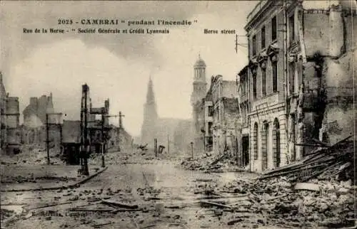 Ak Cambrai Nord, Zerstörte Straßen, Ruinen, Wachturm, verbranntes Stadtbild