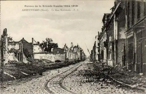 Ak Armentières Nord, Ruinen des Ersten Weltkriegs, zerstörte Gebäude, leere Straße