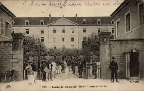Ak Lons le Saunier Jura, Michel Kaserne, Soldaten am Eingang