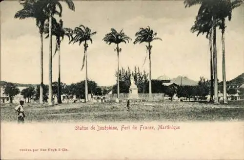 Ak Fort de France Martinique, Statue de Joséphine, große Palmen, Wiese, dafür Stele