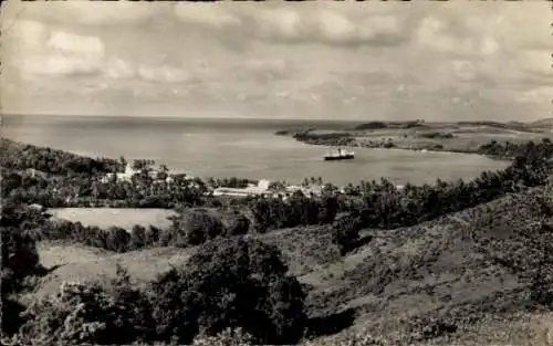 Ak La Trinité Martinique, Landschaft mit Meer, Schiff, grüne Hügel, Gebäude