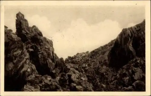 Ak Martinique, Berglandschaft, Felsen, Wolken, Montagne Pelée, Kamin 1935