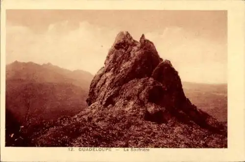 Ak Guadeloupe, La Soufriere, Felsen in der Landschaft, Berge