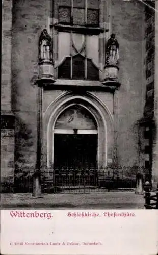 Ak Lutherstadt Wittenberg, Fassade der Schlosskirche, Thesentür, zwei Figuren an der Wand