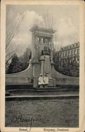 Ak Mainz am Rhein, Kreyssig-Denkmal, zwei Kinder in Weiß, monumentale Statue, Bäume im Hinterg...
