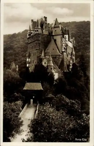 Ak Wierschem an der Mosel, Burg Eltz, Mittelalterliche Burg, grüne Hügel, steile Dächer, histo...