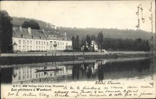 Ak Waulsort Ardennes, Historische Gebäude am Wasser, Fischerboot, ruhige Landschaft