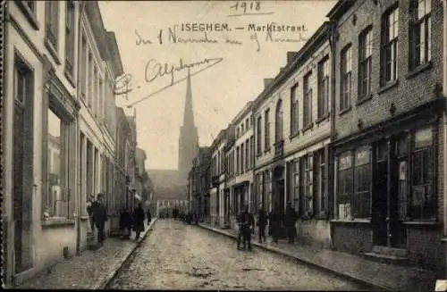 Ak Izegem Iseghem Westflandern, Marktstraat, Kirche im Hintergrund, historische Architektur, M...