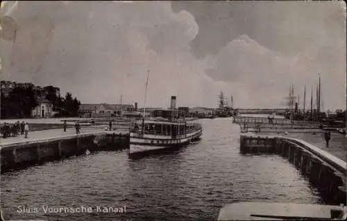 Ak Hellevoetsluis Südholland, Schiff im Wasserkanal, Hafenansicht, Menschen am Ufer