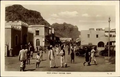 Ak Aden Jemen, Hauptstraße, Menschen, Autos, Berge, historische Architektur