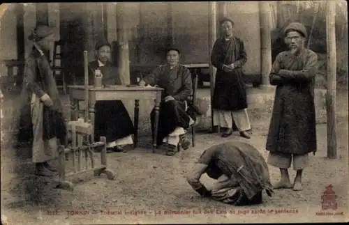 Ak Tonkin Vietnam, Tribunal indigene, Gefangener vor dem Richter, traditionelle Kleidung
