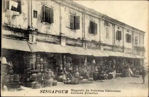 Ak Singapur, Markt mit chinesischen Töpferwaren, alte Architektur, viele Stände