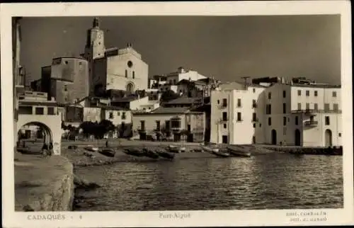 Ak Cadaqués Katalonien, Häuser am Hafen, Kirche, Fischerboote, mediterrane Landschaft