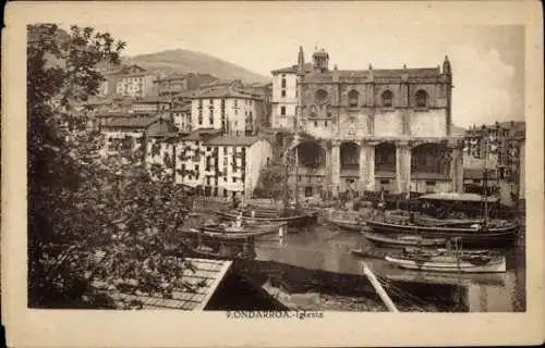 Ak Ondarroa Baskenland Spanien, Hafenansicht, alte Gebäude, Kirchenfassade, Boote