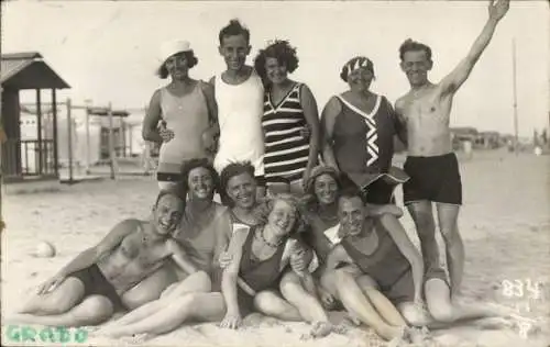Ak Grado Friuli Venezia Giulia, Gruppenfoto am Strand, entspannte Atmosphäre, Badeanzüge,  Kleidu