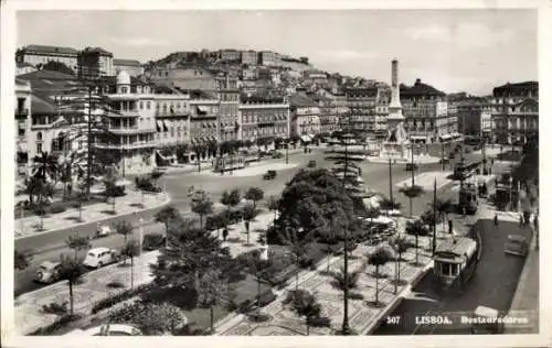 Ak Lisboa Lissabon Portugal, Platz Restauradores, Gebäude, Bäume,  Straßenbahn, Autos