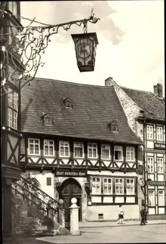 Ak Wernigerode im Harz, Hotel Gothisches Haus, Fachwerkhaus, Laterne, Straßenansicht, schwarz-wei