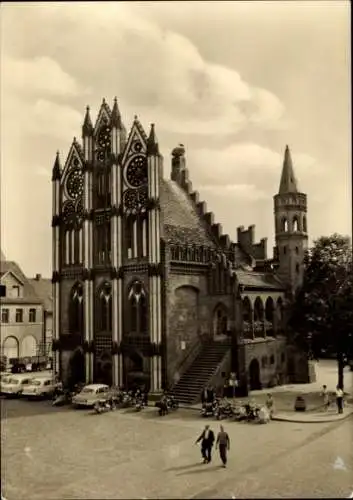 Ak Tangermünde an der Elbe, Rathaus, gotische Architektur,  Stadtansicht, Autos, Menschen