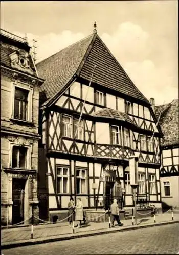 Ak Gardelegen in der Altmark, Hotel Deutsches Haus, Fachwerkhaus, 3 Personen auf Straße, schöne A