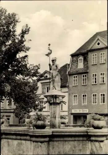 Ak Pößneck in Thüringen, Mauritiusbrunnen, Statue, Häuser, Salon der Dame