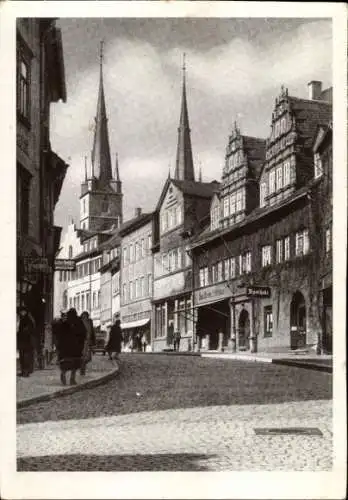 Ak Saalfeld an der Saale Thüringen, Saalstraße mit Stadtapotheke und Türmen der St. Johanniskirche