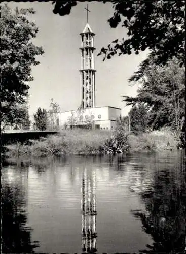 Ak Berlin Wilmersdorf Grunewald, Hundekehle, Kirchturm, Wasserreflexion, Bäume, ruhige Umgebung