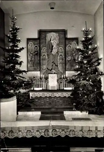 Ak Berlin Tempelhof Mariendorf, Gedeckte Altarstelle, Tannenbäume, religiöse Figuren, Weihnachtsd