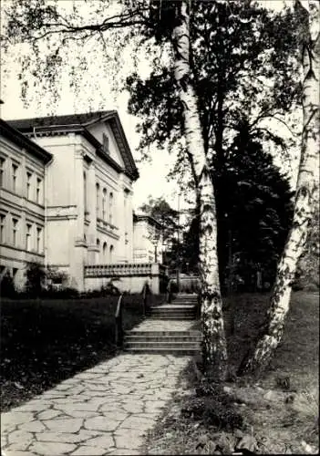 Ak Waldsieversdorf Märkische Schweiz, Historisches Gebäude, Treppe, Bäume, Schwarz-Weiß-Foto
