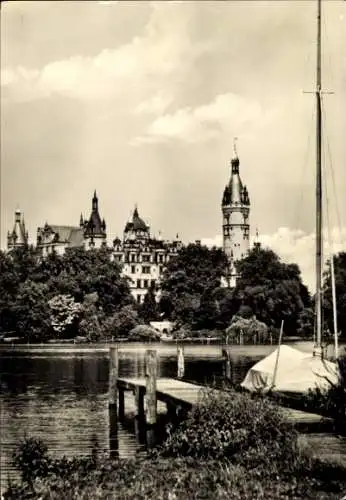 Ak Schwerin in Mecklenburg, Schloss  Blick auf das Schloss, Wasser und Boot, Natur, Bäume