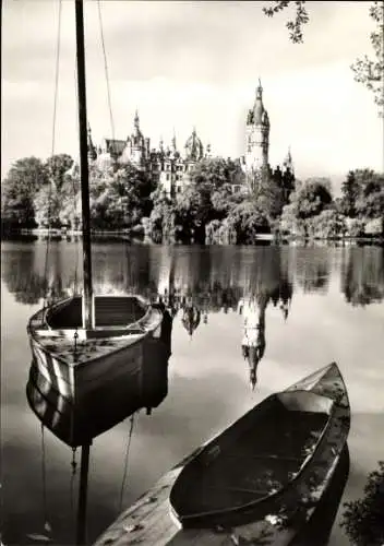 Ak Schwerin in Mecklenburg, Schloss  zwei Boote im Wasser, Spiegelung der Burg