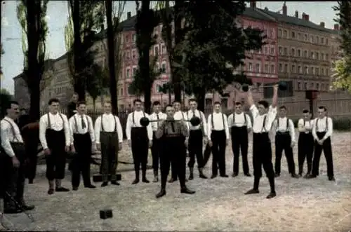 Ak Hansestadt Bremen, Sportler, Männergruppe, Gewichte heben, Park,  