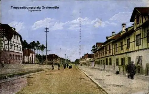 Ak Grafenwöhr in der Oberpfalz Bayern, Truppenübungsplatz  Lagerstraße, Straße mit Gebäuden, Mens