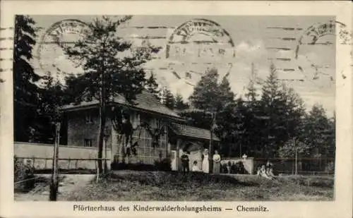Ak Chemnitz in Sachsen, Pförtnerhaus des Kinderwalderholungsheims, Gebäude, Gruppen von Menschen,