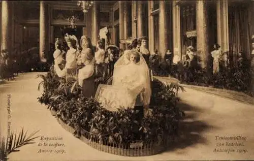 Ak Antwerpen, Frisuren-Ausstellung 1909, Ausstellungssaal, Frauen