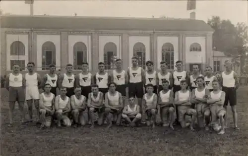 Foto Ak Forst in der Lausitz, Sportverein, Gruppenbild
