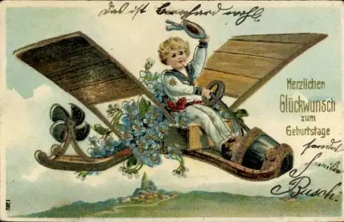 Präge Ak Glückwunsch zum Geburtstag, Kind im Matrosenanzug auf einem Flugzeug, Vergissmeinnicht