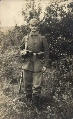 Foto Ak Deutscher Soldat in Uniform, Gefreiter, Standportrait, Pickelhaube, Ausrüstung, 1. WK