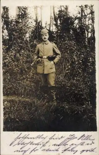Foto Ak Deutscher Soldat in Uniform, Standportrait, Pickelhaube