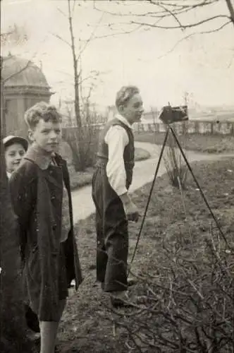 Foto Ak Junger Mann mit Fotoapparat, Kinder