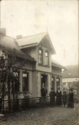 Foto Ak Rönnebeck Blumenthal Hansestadt Bremen, Anwohnergruppe vor einem Wohnhaus